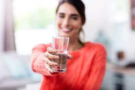 Gesundheits-Tipps - RICHTIG TRINKEN IN DER KALTEN JAHRESZEIT: Ausreichende Flüssigkeitszufuhr kann Erkältungen vorbeugen 1 richtig-trinken2901